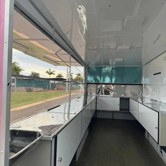 Trailer 5x2 personalizado para doces Reboques GT BRASIL