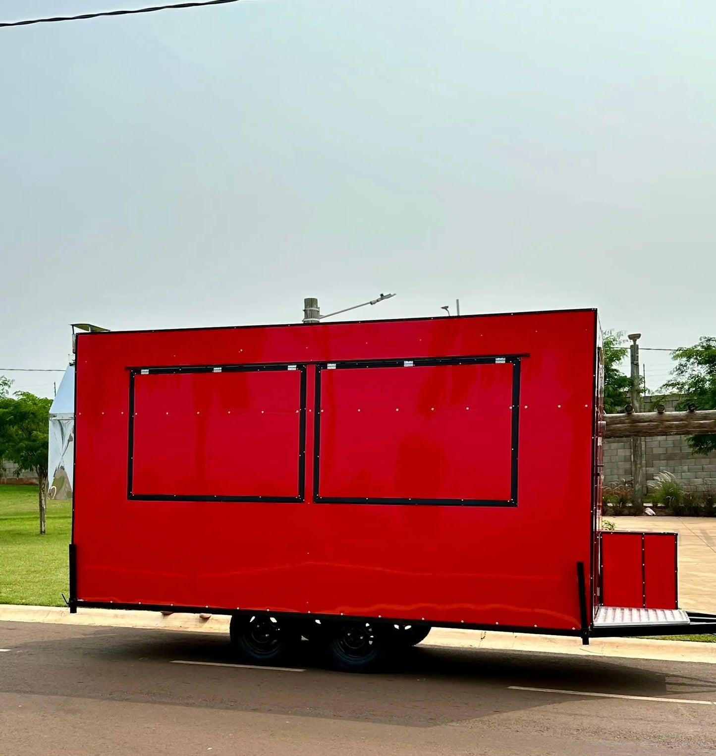 Trailer 4x2 com churrasqueira embutida Reboques GT BRASIL