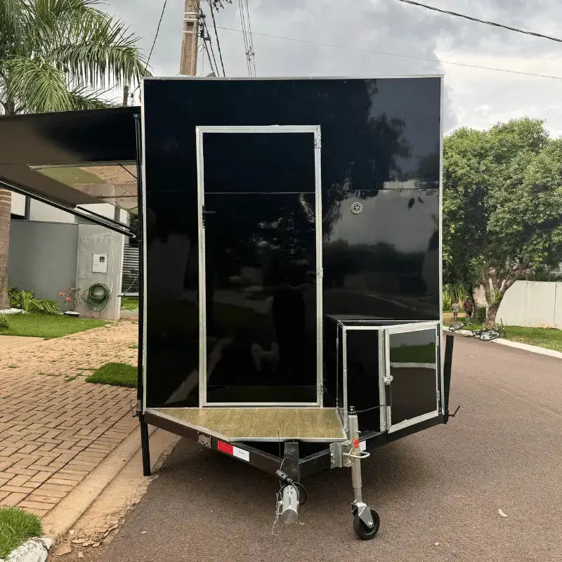 Trailer 4x2 preto com toldo lateral
