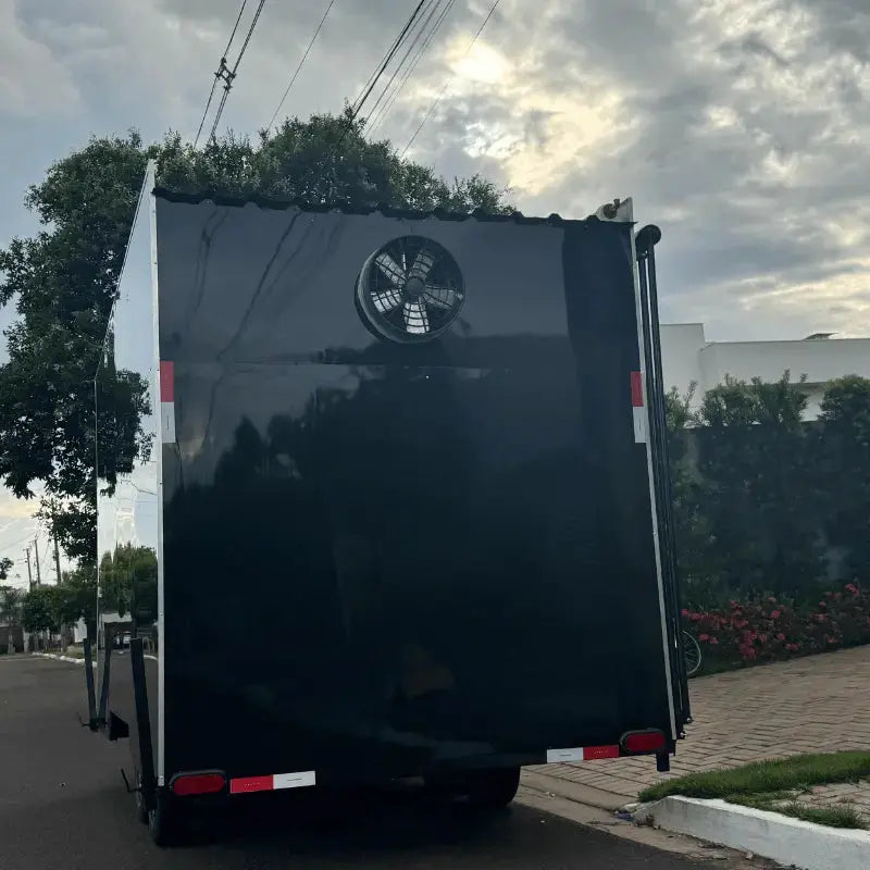 Trailer 4x2 preto no Paraná