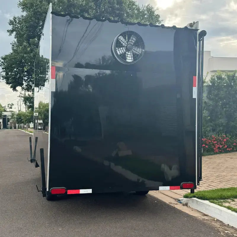 Trailer 4x2 preto pronto para atendimento comercial