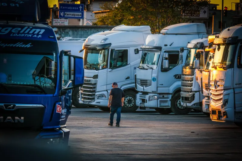 Autônomo ou Frota Própria: Como Escolher o Modelo que Realmente Gera Lucro no Transporte de Reboque