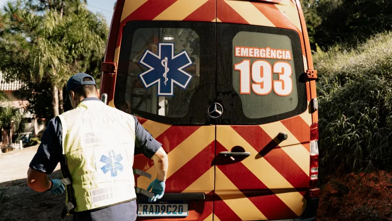 Reboque Tombado na Rodovia: O Protocolo Cronometrado que Preserva Vidas, Evita Autuações e Garante a Indenização